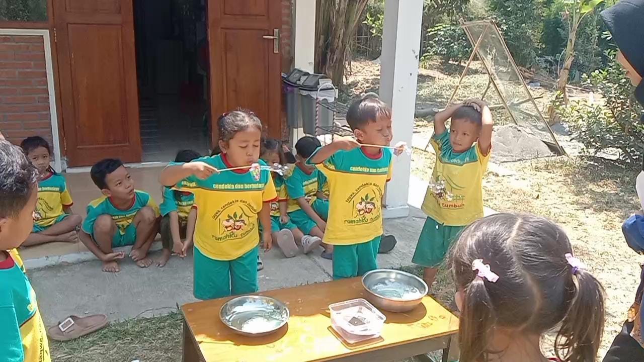 Eksperimen Pelangi Mengajak Anak Mengenal Fenomena Alam di TK Rumahku Tumbuh, Sendangadi, Mlati.