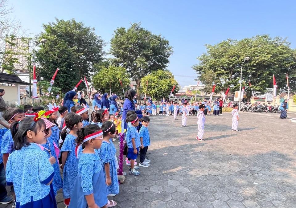 Semarak HUT Kemerdekaan RI, Anak TK Rumahku Tumbuh Menjadi Petugas Upacara dalam Rangka Memperingati Kemerdekaan